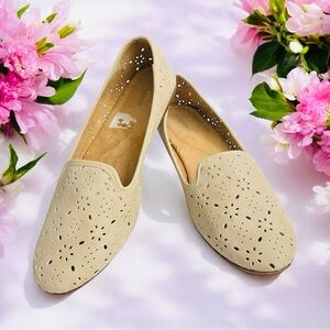 White Mt Cream Faux Suede Flat Women's Loafer Shoes Size 9.5M